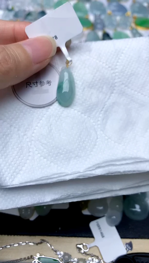 颈饰18K金镶嵌翡翠天然A货翡翠