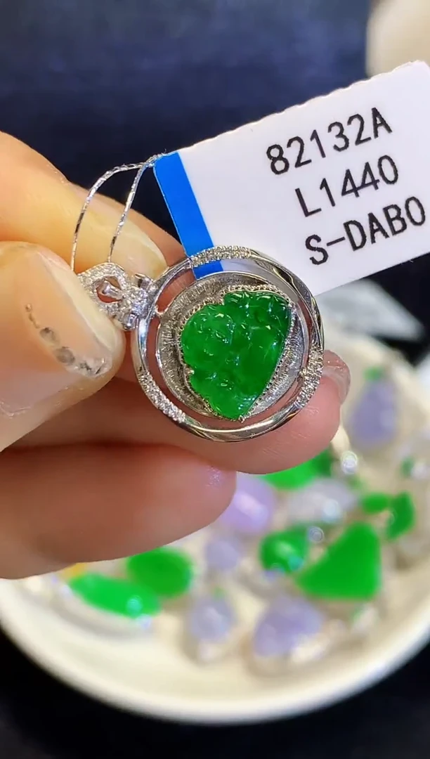 吊坠(不含链)18K金镶嵌翡翠多样性发其一