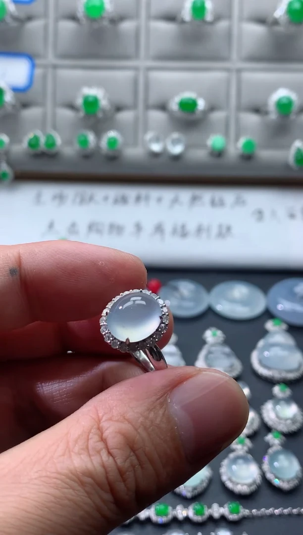 18K金镶嵌戒指翡翠18K翡翠伴钻