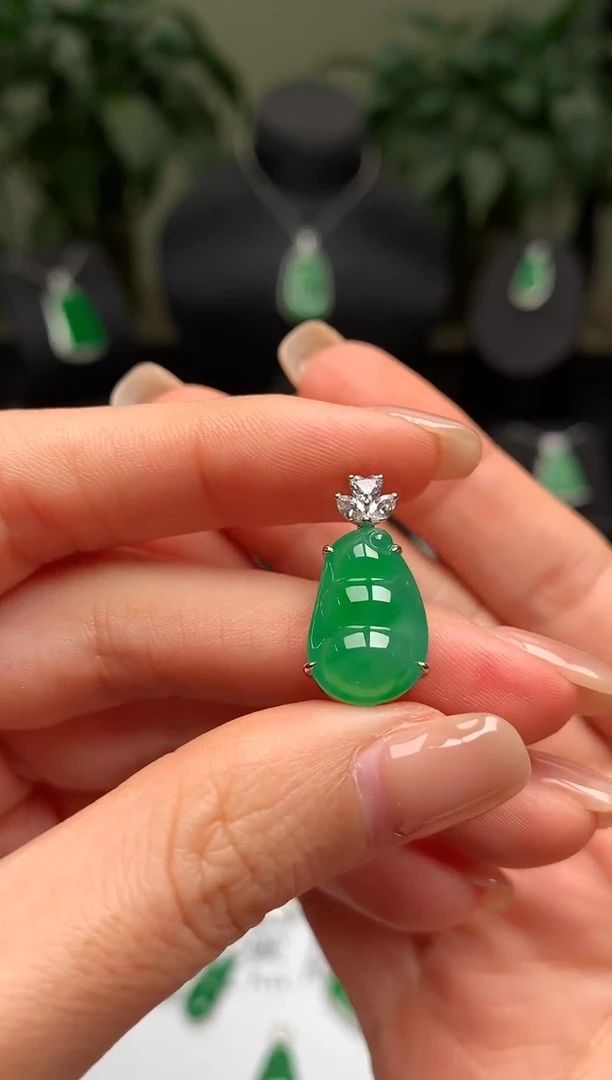 颈饰18K金镶嵌翡翠福豆