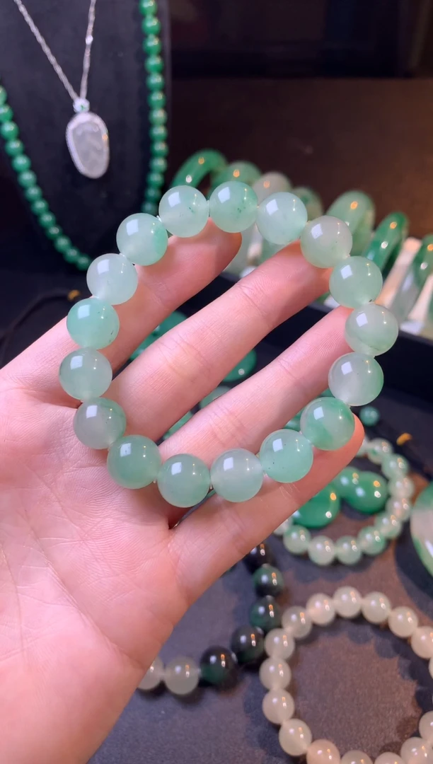 未镶嵌手串石英质玉（非洲翠）冰清飘花卡12珠串