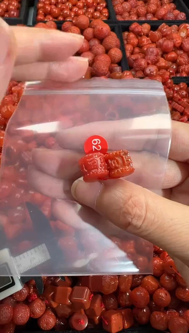 南红玛瑙未镶嵌颈饰1