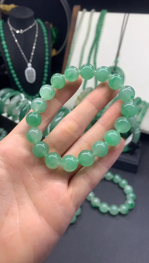 未镶嵌手串石英质玉（非洲翠）冰晴飘花卡11珠串