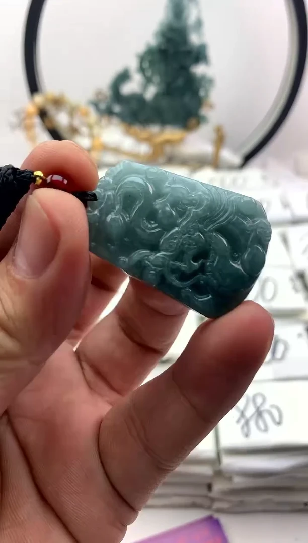 翡翠未镶嵌颈饰龙牌