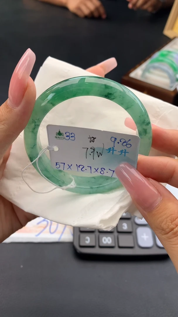 未镶嵌手镯翡翠自带#送人#，联系客服核对地址~