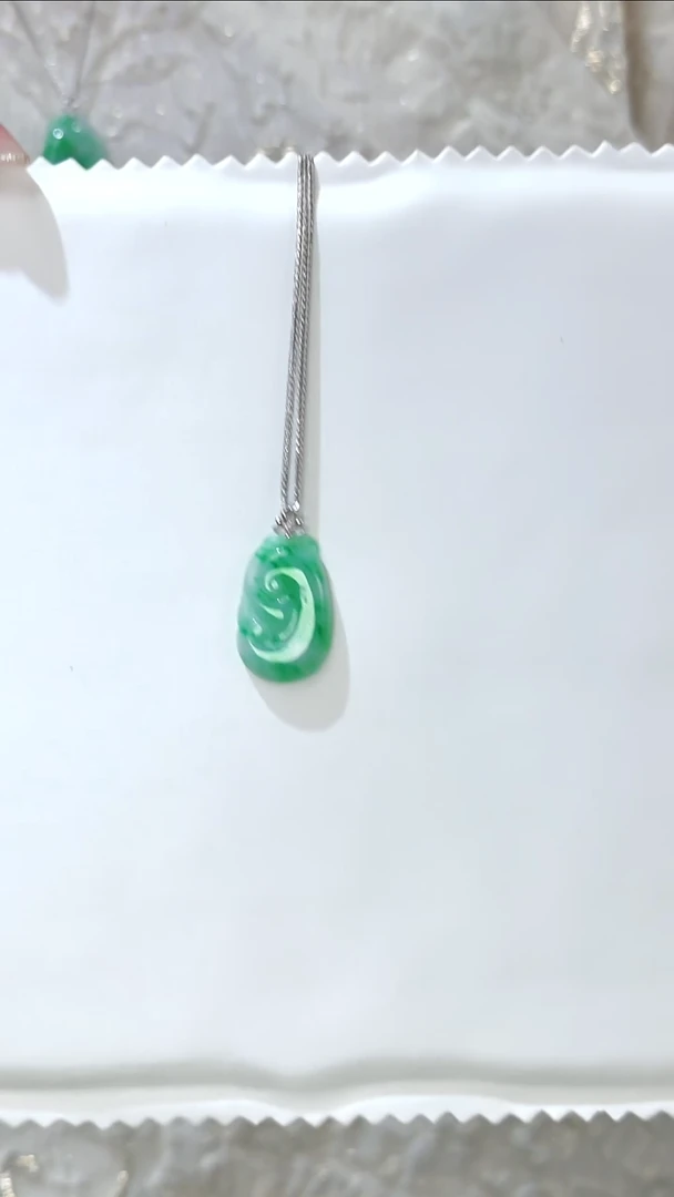 颈饰18K金镶嵌翡翠国风