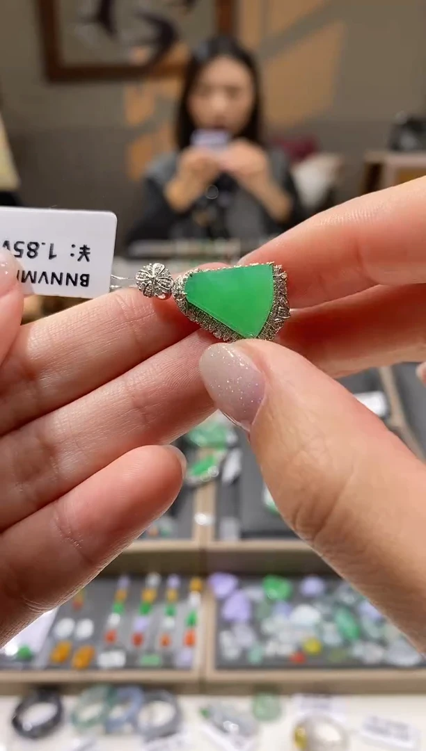 颈饰18K金镶嵌翡翠无事牌