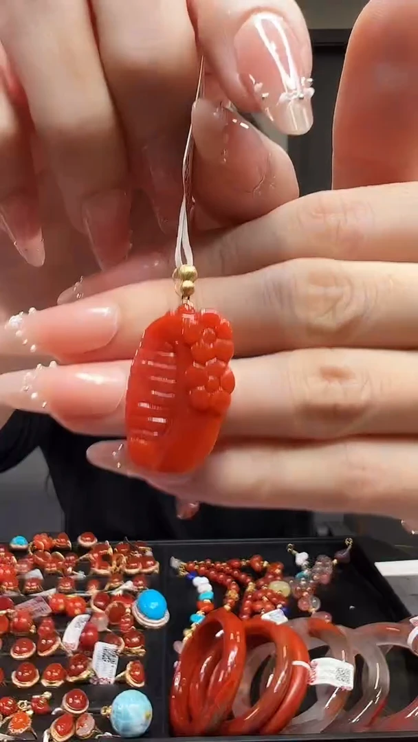 吊坠(不含链)18K金镶嵌南红玛瑙/小梳子