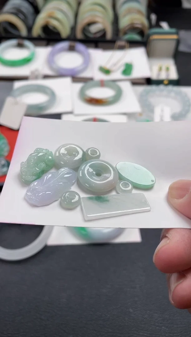 【闪购商品】翡翠颈饰未镶嵌有纹裂