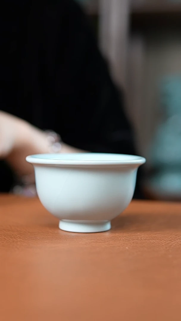 瓷片仿古月白压手杯瑕