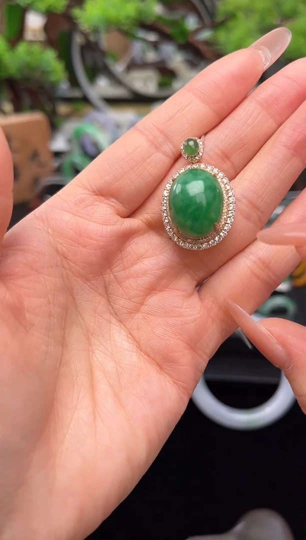 颈饰18K金镶嵌翡翠吊坠