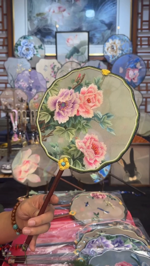 扇子p**k纯手工苏绣团扇