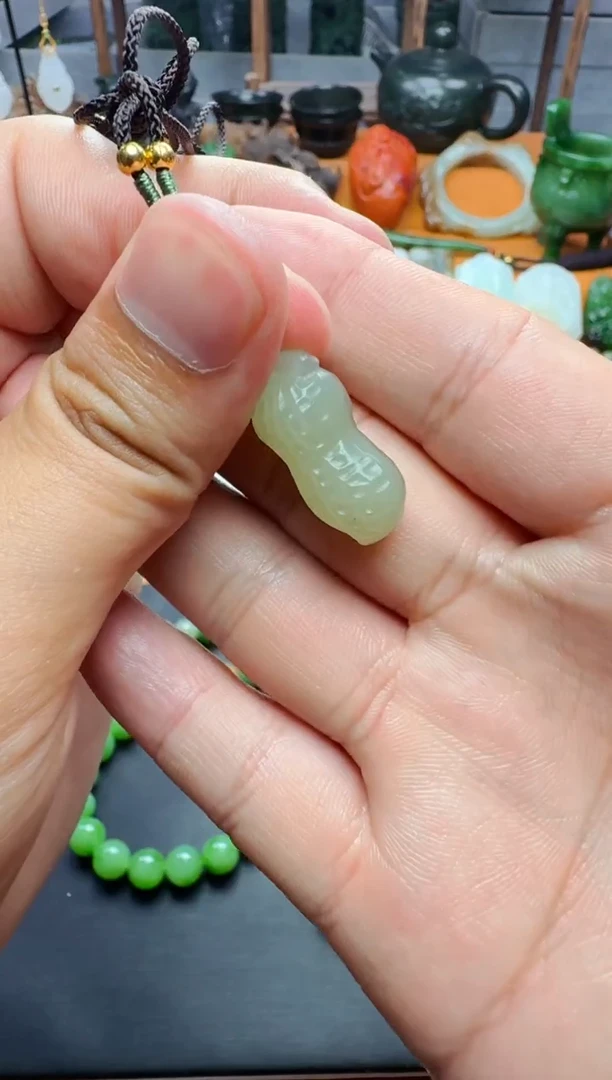 和田玉未镶嵌颈饰花生01