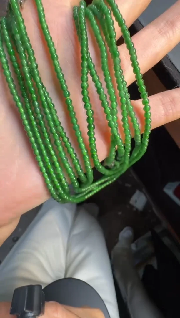 未镶嵌定制翡翠翡翠A货有轻微色差属于正常现象，珠链多样性发货1