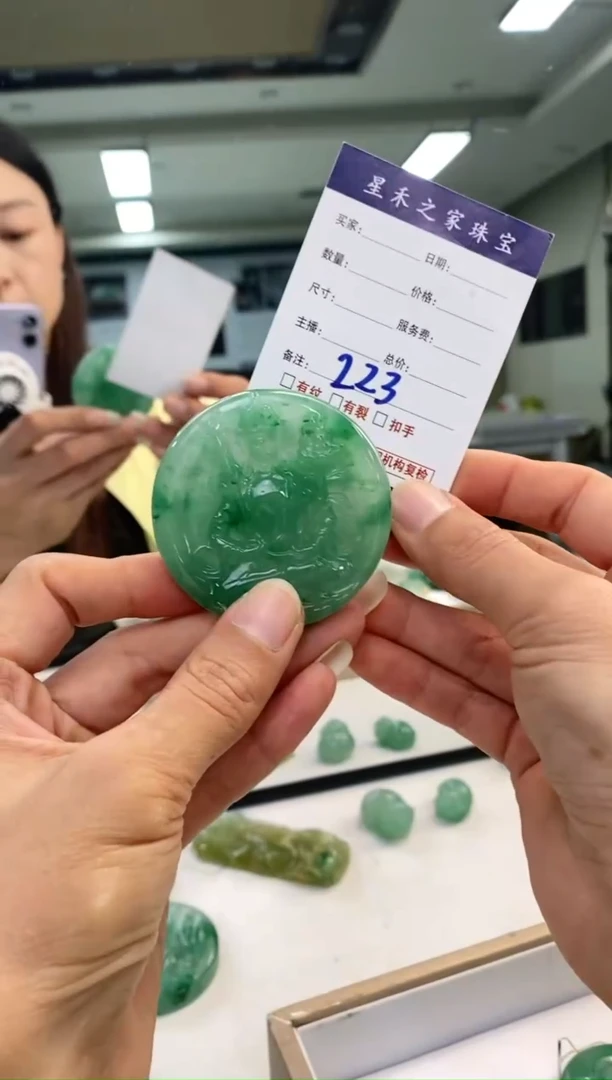 颈饰未镶嵌石英质玉牌 +223