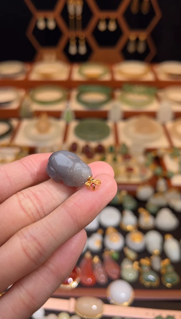 18K金镶嵌和田玉挂件放漏