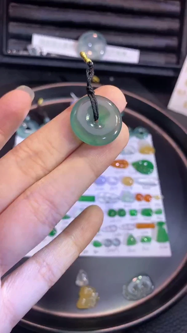 翡翠挂件未镶嵌扣子
