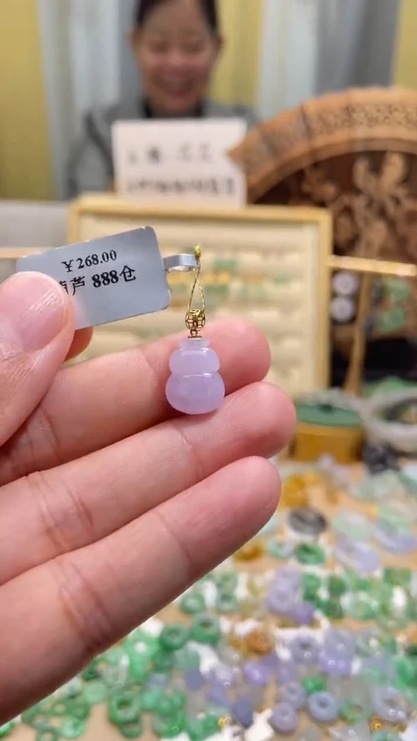 颈饰18K金镶嵌翡翠葫芦