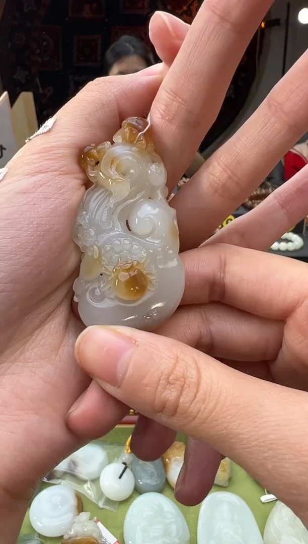 吊坠(赠链)未镶嵌和田玉且末料金山糖白吊坠