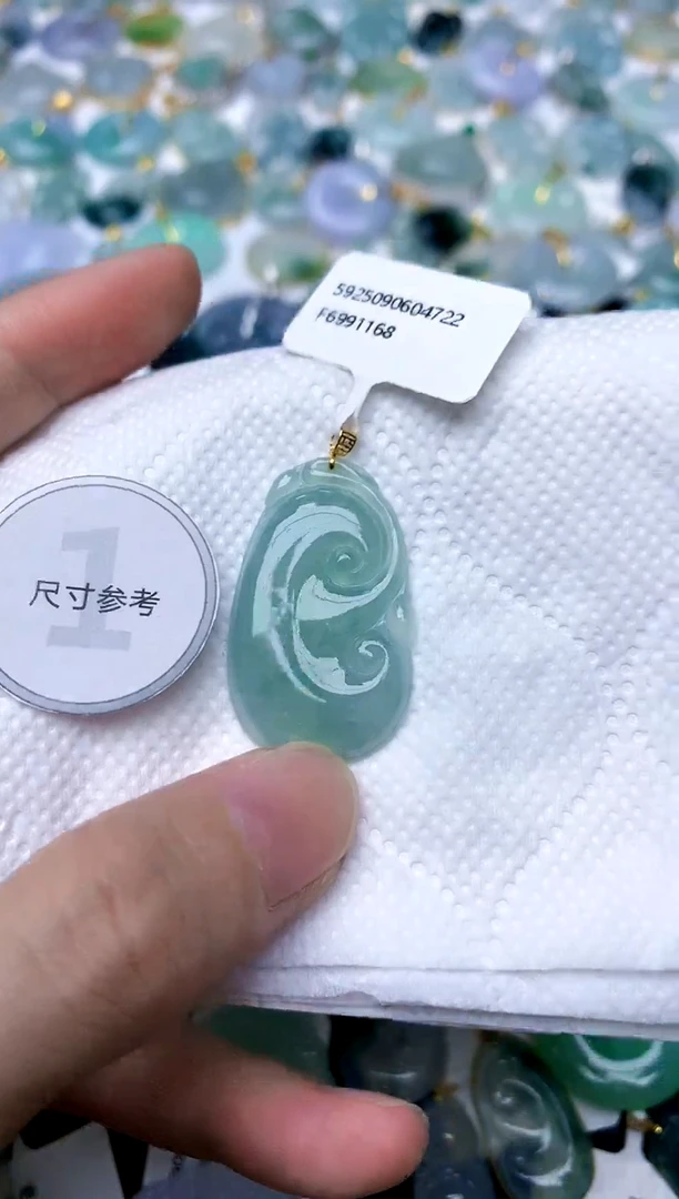 颈饰18K金镶嵌翡翠天然A货翡翠