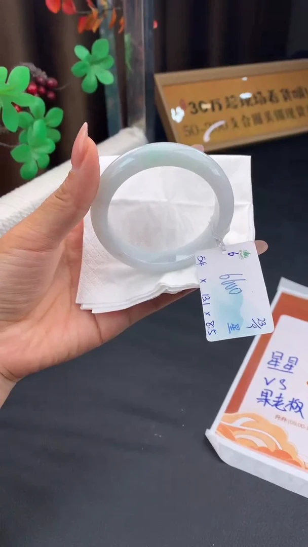 未镶嵌手镯翡翠英****装自带#送人#，联系客服核对地址~
