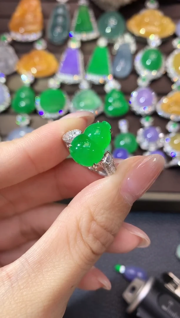 18K金镶嵌戒指翡翠天*乐D22