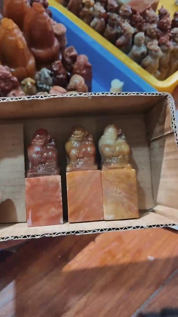 老挝石游***。瑕疵不规则章带雕钮