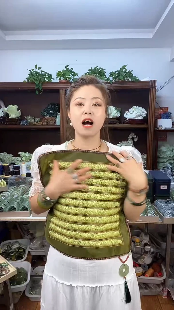 蛇纹石玉未镶嵌坐垫多样性发货其中之一