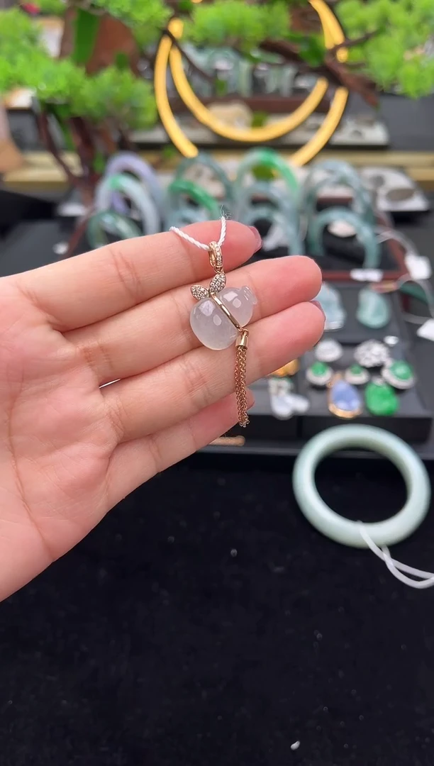 颈饰18K金镶嵌翡翠吊坠