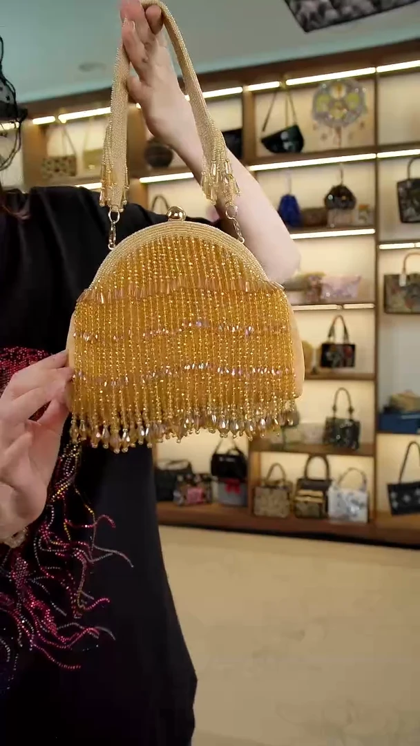 织绣百格汇手工串珠包