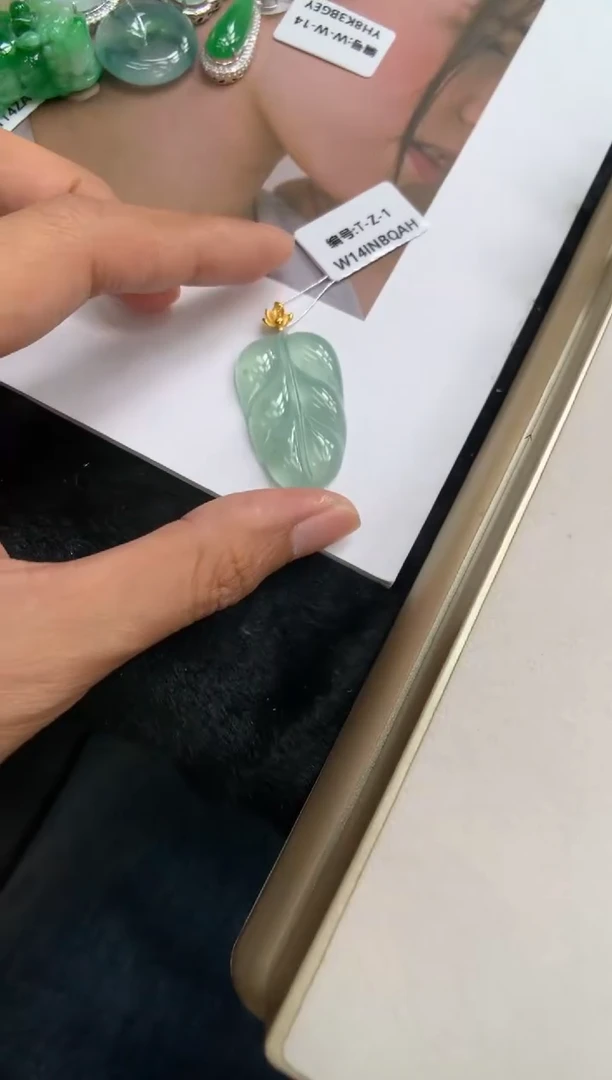 翡翠18K金镶嵌颈饰叶子