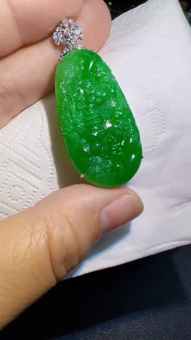 颈饰18K金镶嵌翡翠山水牌