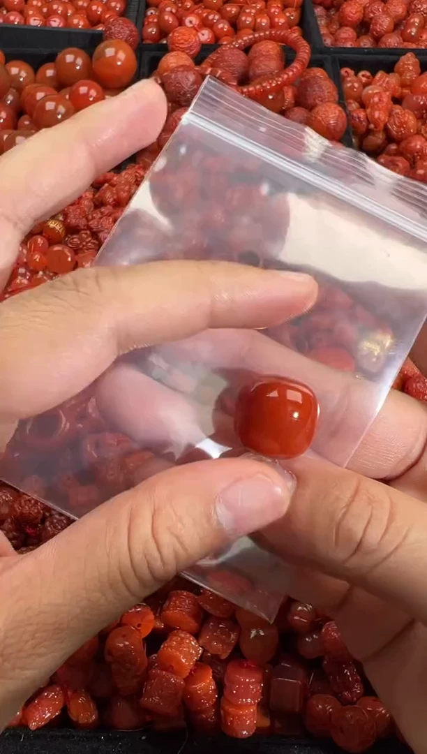 南红玛瑙未镶嵌颈饰1