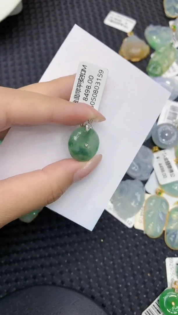 翡翠18K金镶嵌颈饰111111111
