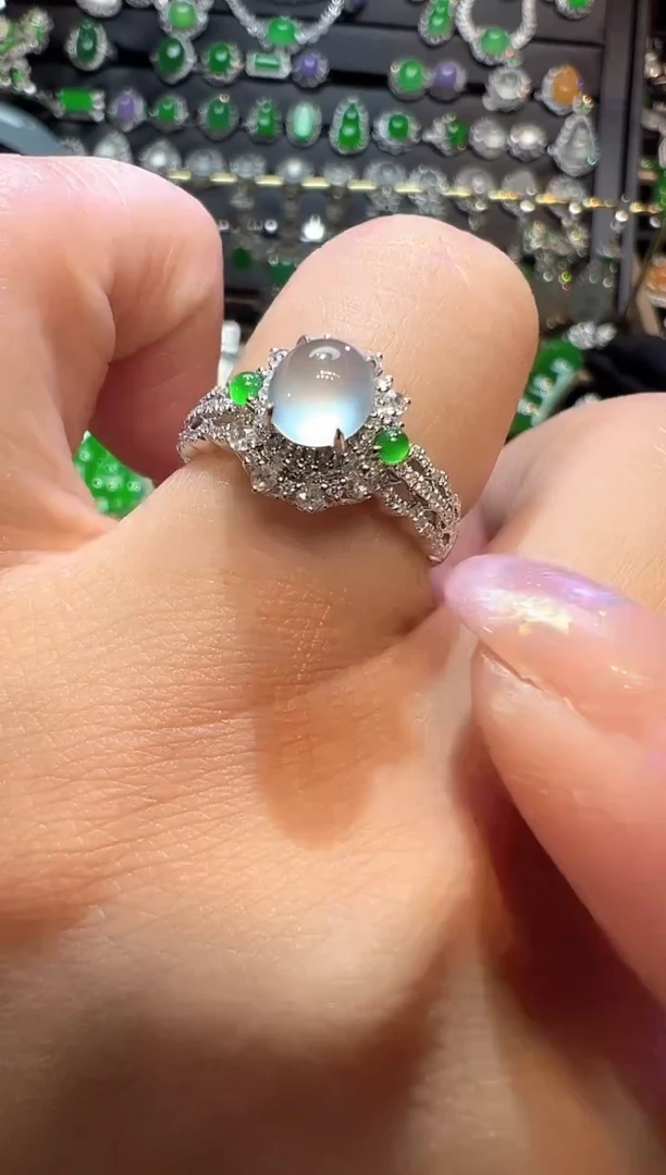 翡翠戒指18K金镶嵌蛋面