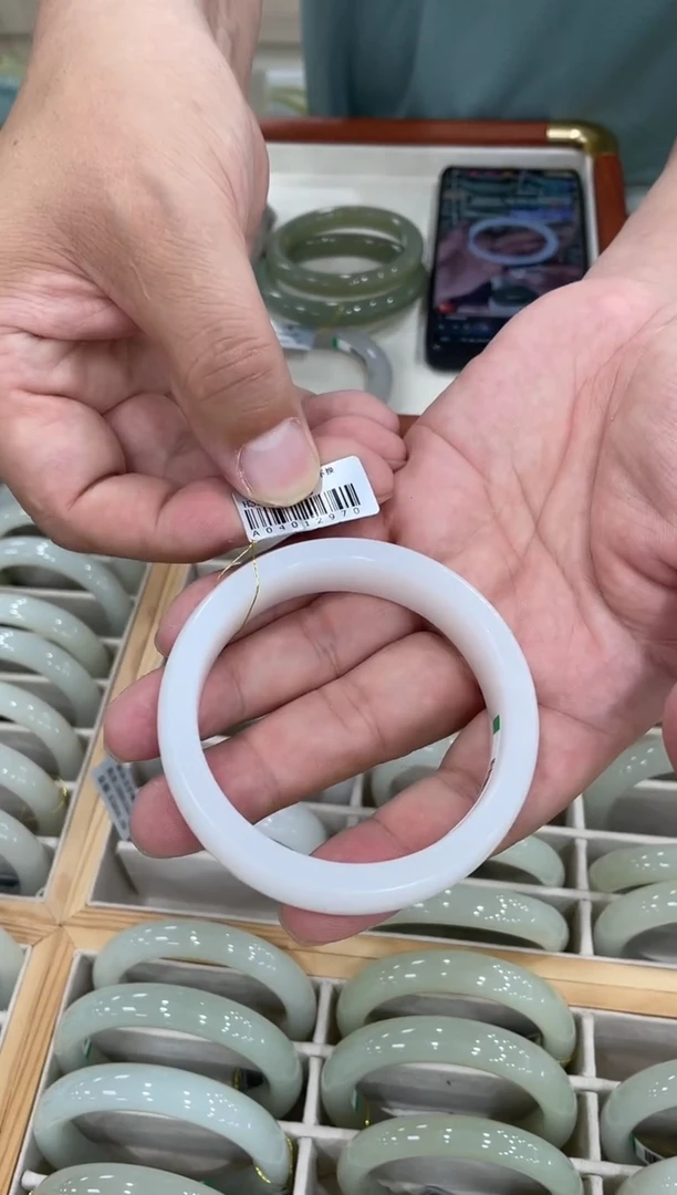 未镶嵌手镯和田玉60圈口 2970