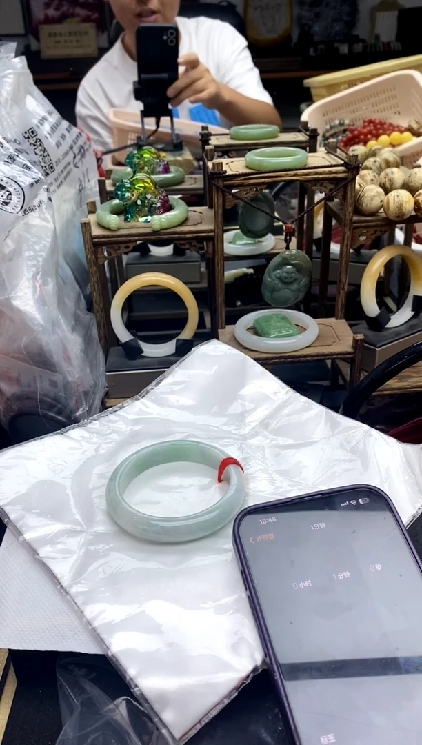 翡翠未镶嵌颈饰芳*?翡翠手镯