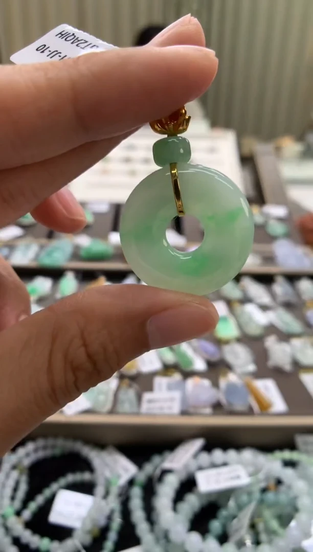 翡翠18K金镶嵌颈饰甜甜圈