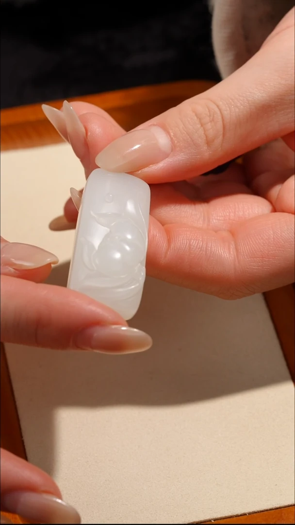 吊坠(不含链)未镶嵌和田玉（白玉）和田玉白玉莲花牌 约18.5克