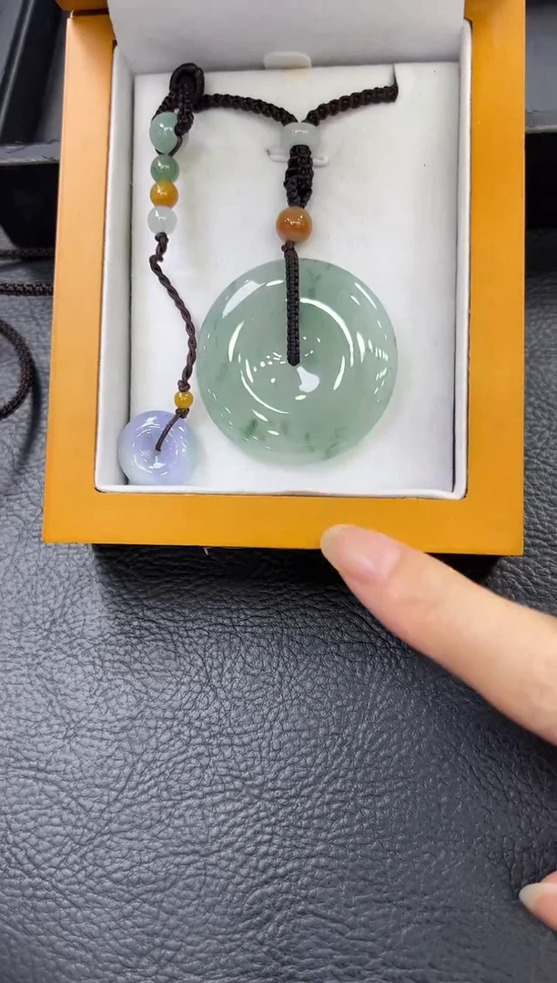 翡翠挂件未镶嵌平安扣