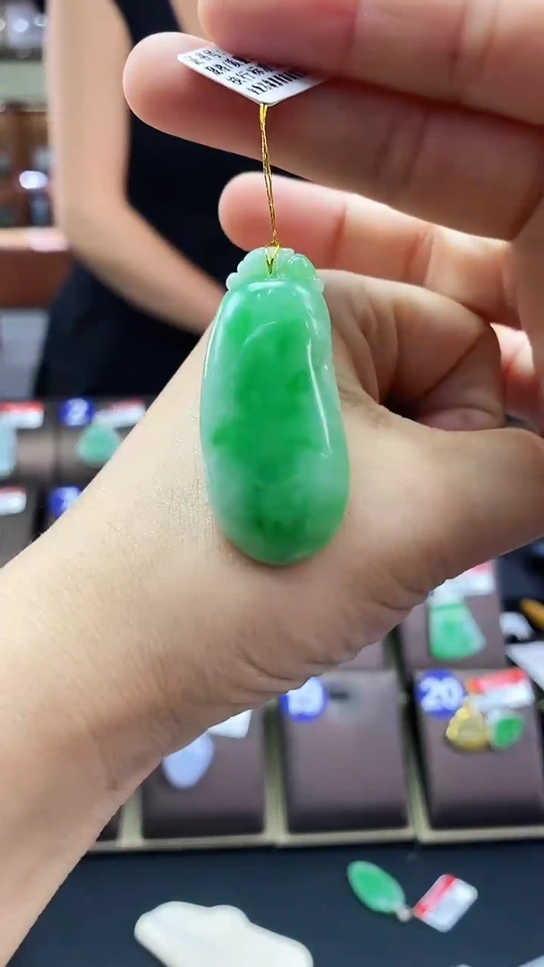 翡翠未镶嵌颈饰福瓜