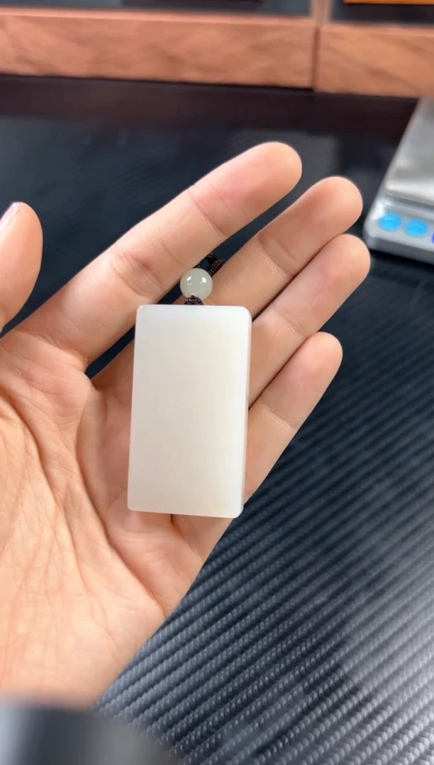 吊坠(赠链)未镶嵌和田玉黑山微色差吊坠m