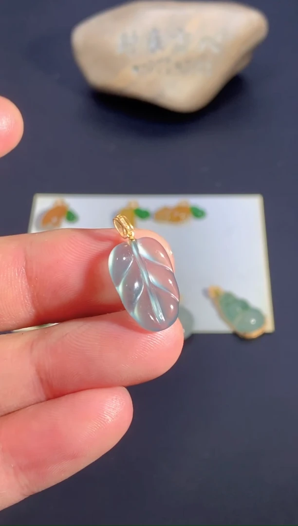 颈饰18K金镶嵌翡翠