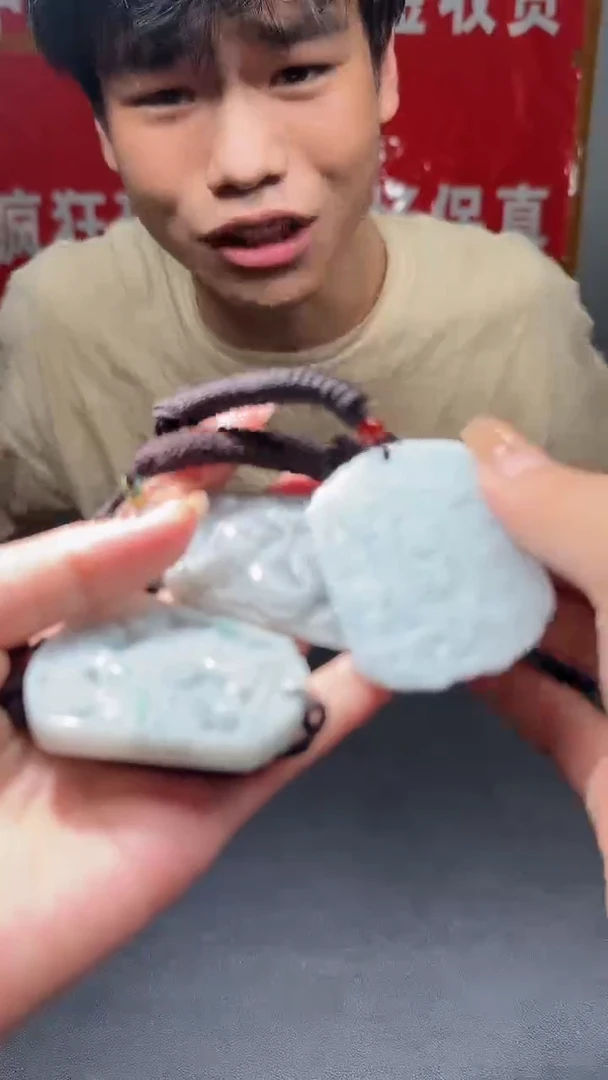 翡翠未镶嵌颈饰8648/8牌子三件