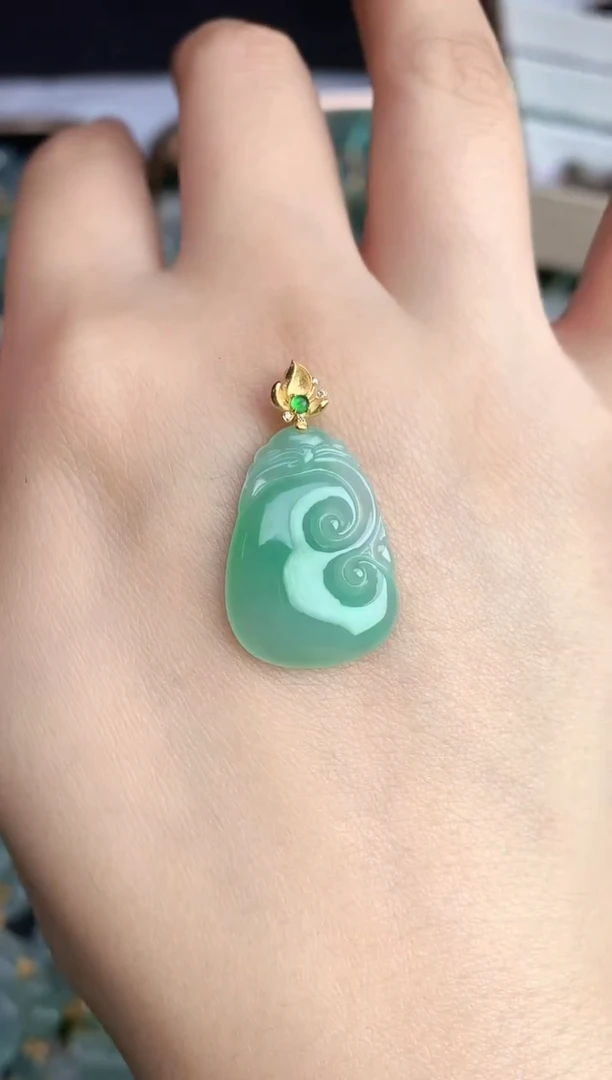 颈饰18K金镶嵌翡翠2025110601