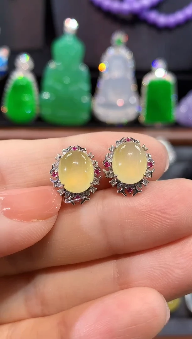 18K金镶嵌翡翠耳饰耳钉