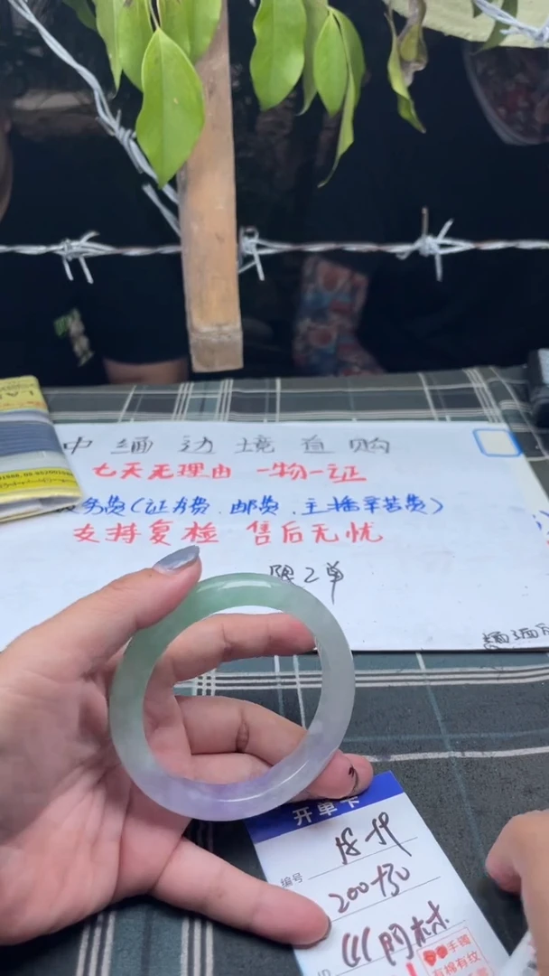 无非金属缅区原矿手镯手工艺现场