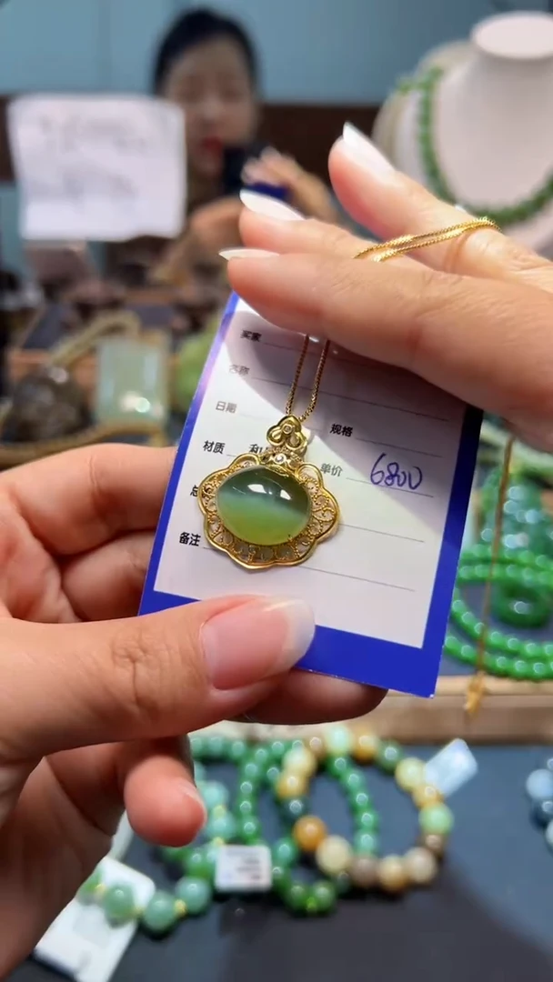 颈饰18K金镶嵌和田玉1