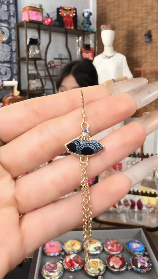 嘛****ღ云之谣非遗老绣饰品101