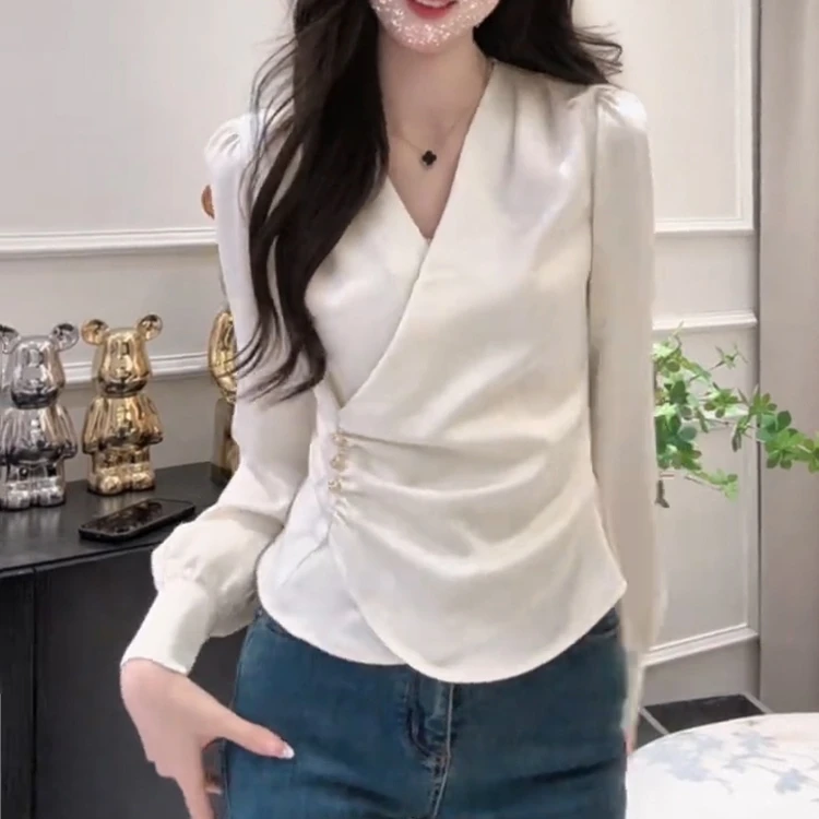 春季新款设计感法式复古V领百搭缎面不规则长袖内搭小衫打底衬衫